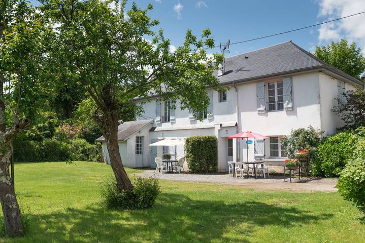 Appartement entier, Appartement 'Hautacam' – Idéal cure thermale 21 jours, vue montagne et Wi-Fi in Argelès-Gazost, Pyrénées