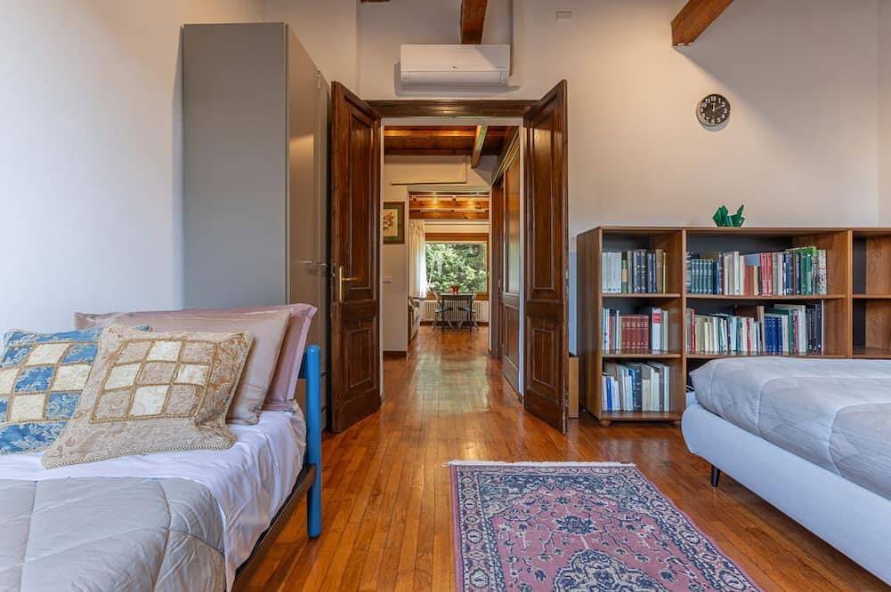 Apartamento entero, Stunning ground floor apartment in a modern villa, perfect for up to 5 people.Immersed in a charming garden with pine forest and swimming pool, the accommodation is located in a quiet residential area equipped with all services, a short distance from the in Ferrara, Provincia de Ferrara