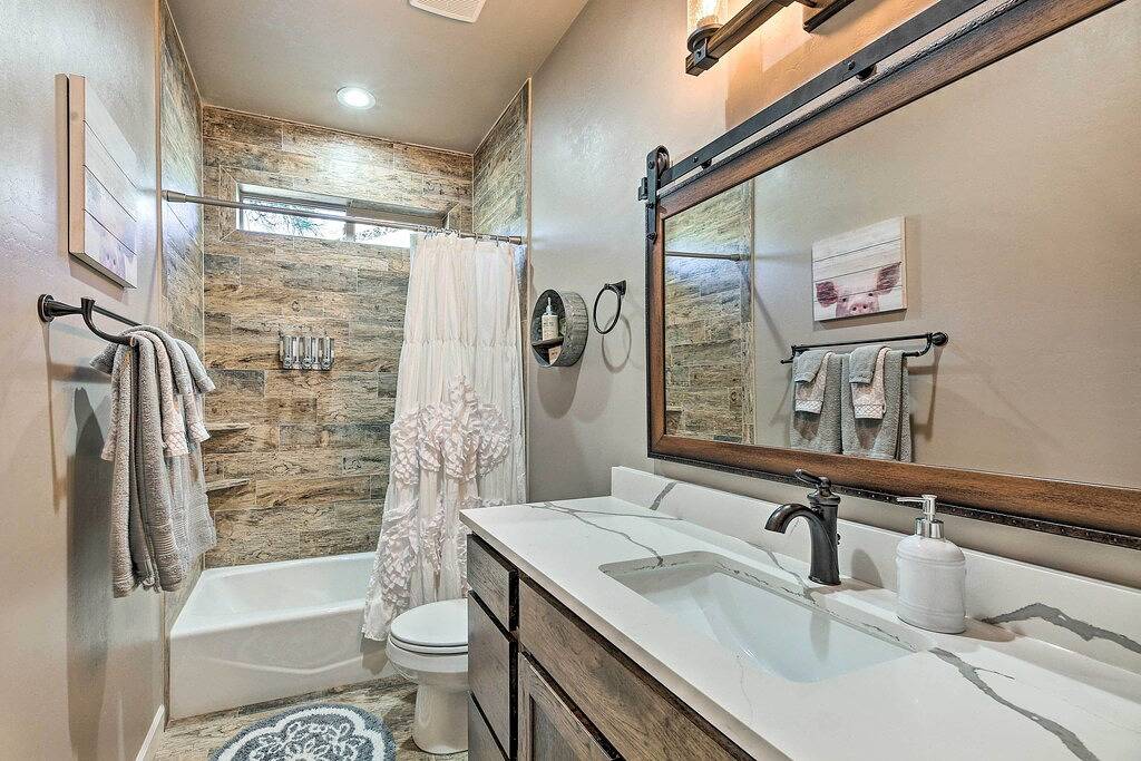 Hot Tub & Ponderosa Views! Luxe Cabin in Lakeside in Navajo County