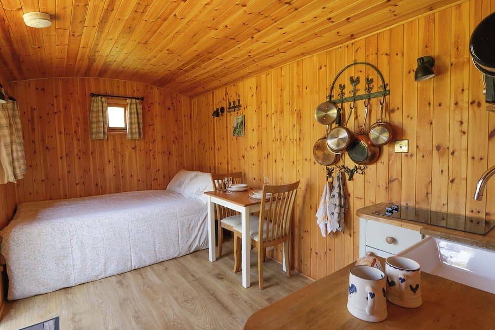Bill’S Shepherds Hut, pet friendly, with a garden in Talgarth in Brecon Beacons
