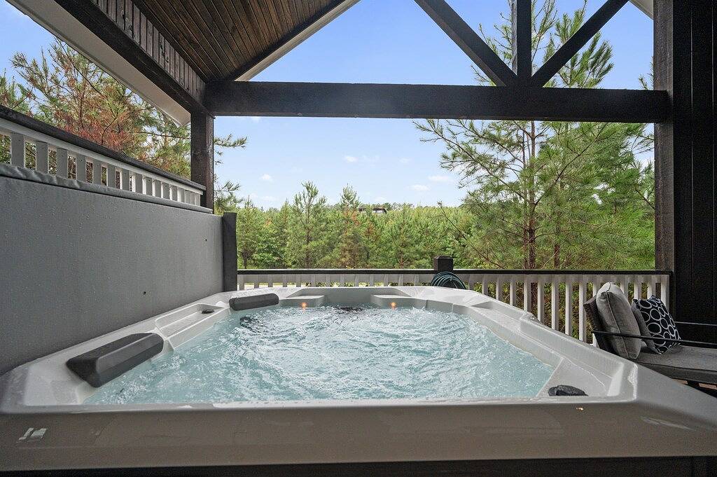 Moonrise Cabin-King Bed+Bunk Nook-Hot Tub-Swings in Broken Bow, Broken Bow Lake