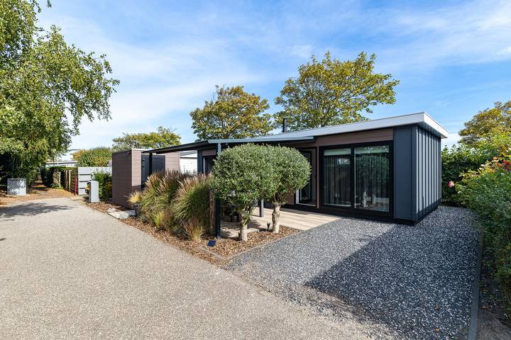 Ferienhaus für 4 Personen, mit Balkon/Terrasse und Terrasse sowie Garten und Pool in Renesse