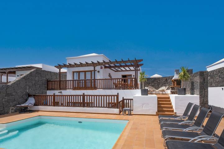 Villa „Bethany“ mit privatem beheiztem Pool, 2 privaten Terrassen & Wlan in Playa Blanca, Yaiza