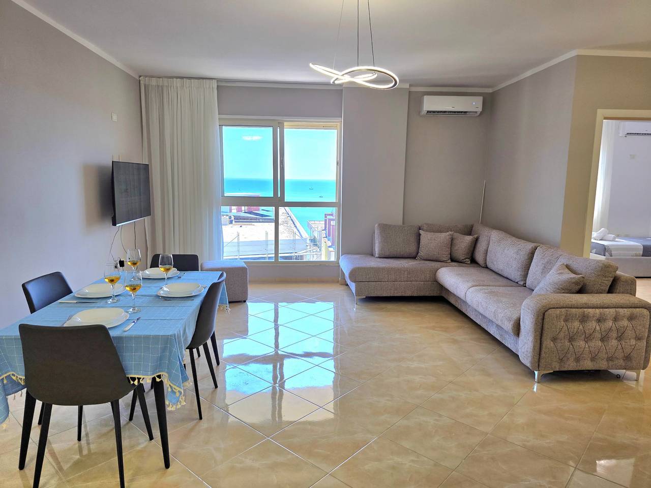 Ganze Wohnung, Ferienwohnung für 5 Personen mit Balkon in Durrës, Albanien