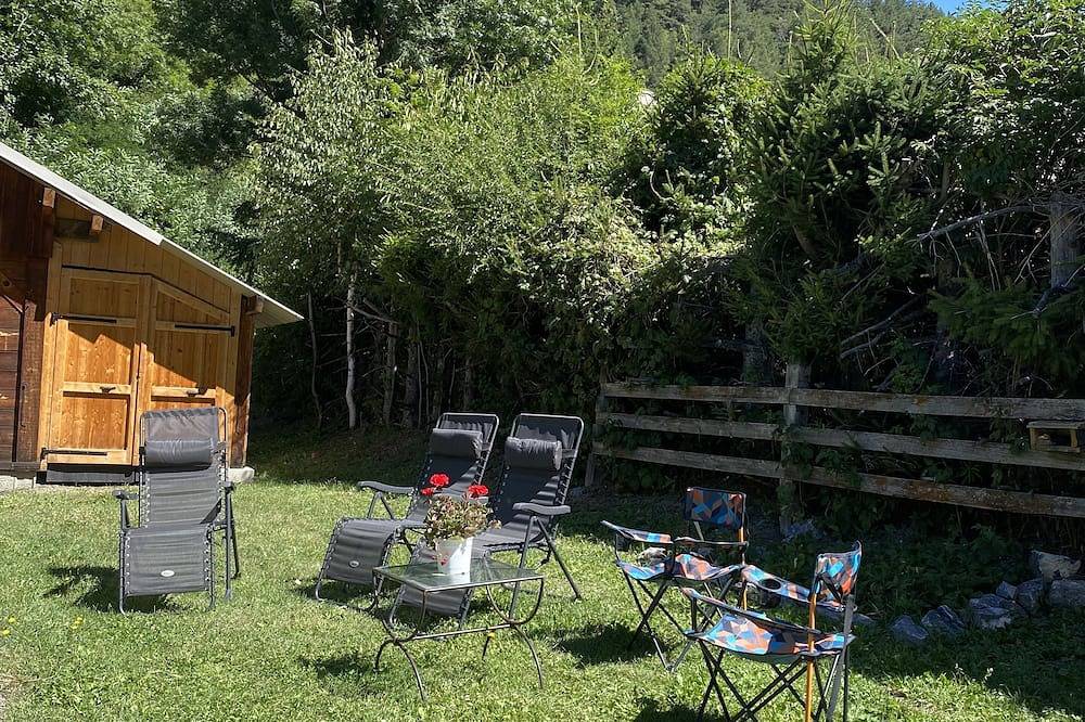 Chalet at the foot of the castle, in the heart of the Queyras mountains in Château-Ville-Vieille, Queyras