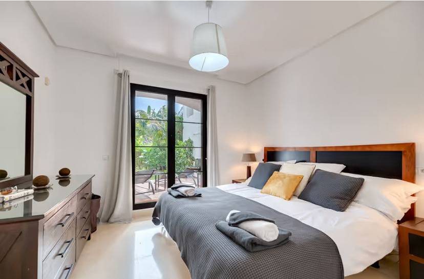 Entire holiday apartment, 2 Bedrooms - Sleeps 4 - Garden and Pool with View in Los Arqueros Golf and Country Club, Benahavís