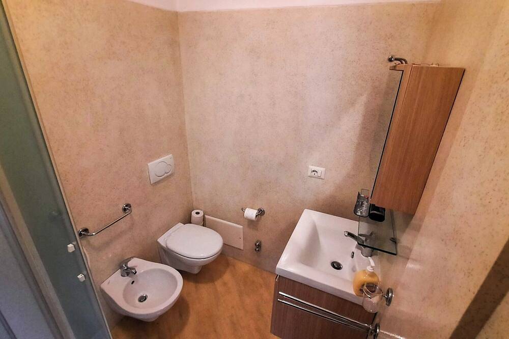 Ganze Wohnung, 3-Zimmer-Wohnung mit Balkon und herrlicher Seesicht in einer Ferienanlage mit Pool in Germignaga, Lago Maggiore (Lombardei)