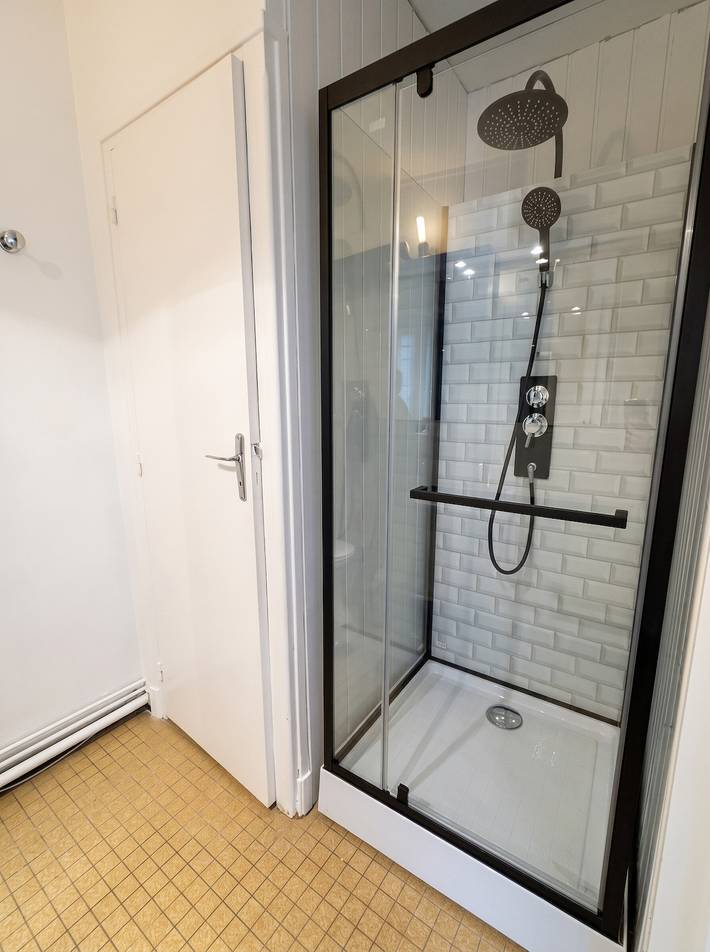 Studio entier, Charmant studio à Néris-les-Bains de 20 m² in Néris-les-Bains, Région de Montluçon