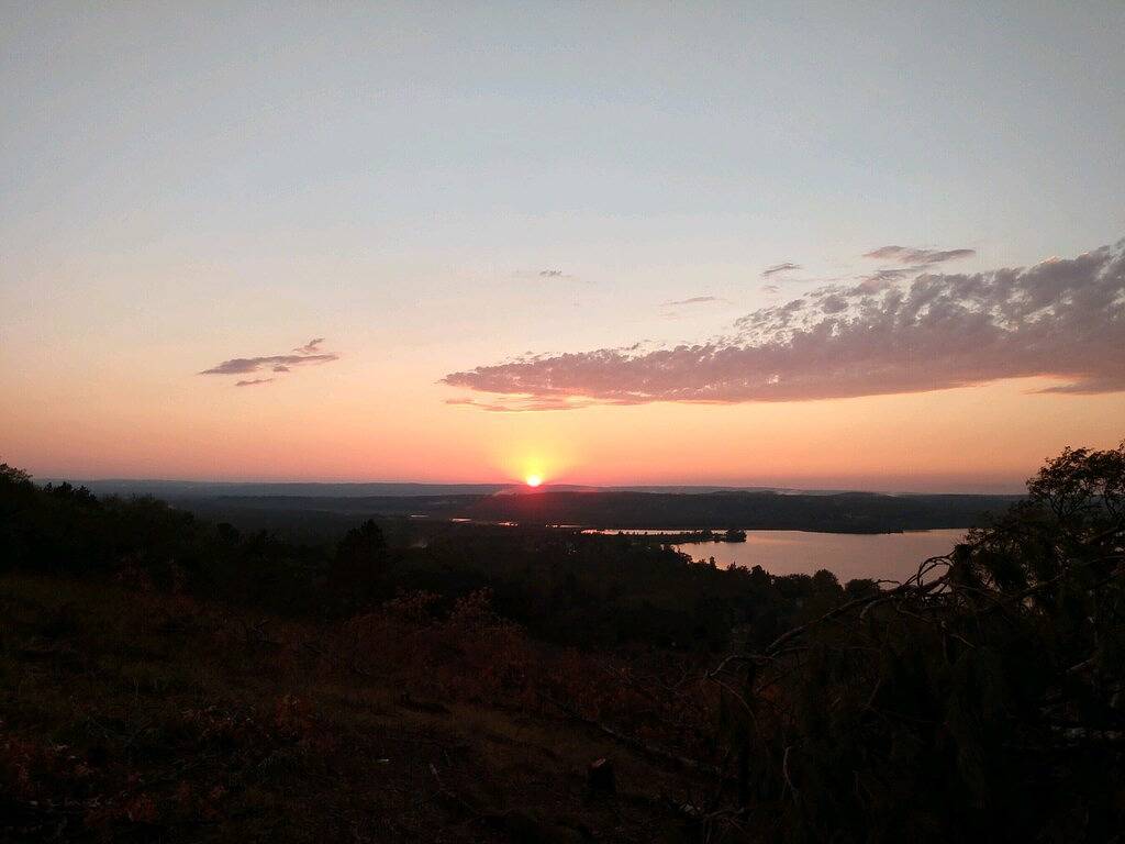 Schöne ganzjährig zu Hause auf dem Südufer von Hubbard Lake in Hubbard Lake, Alcona County