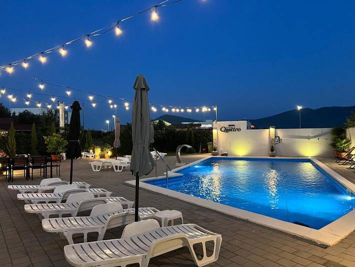 Hôtel pour 4 personnes, avec jardin et vue ainsi que piscine et bassin pour enfant