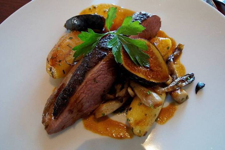 Gîte pour 6 personnes, avec piscine et jardin