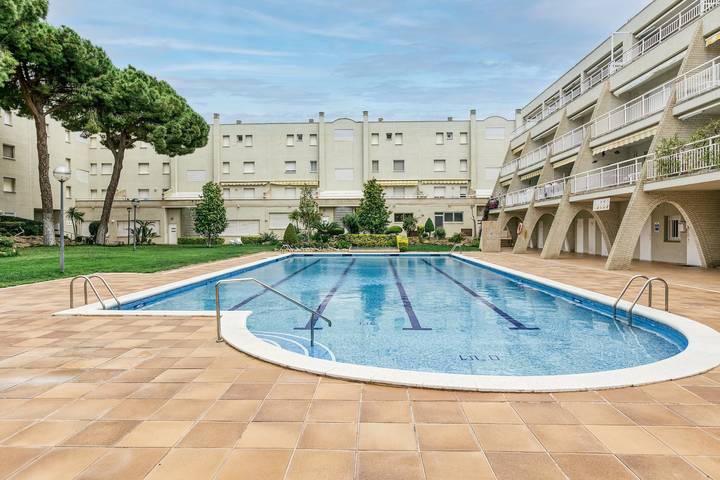 Apartamento entero, Apartamento vacacional "Els Pins" con piscina compartida, balcón y Wi-Fi in La Escala, Alt Empordà