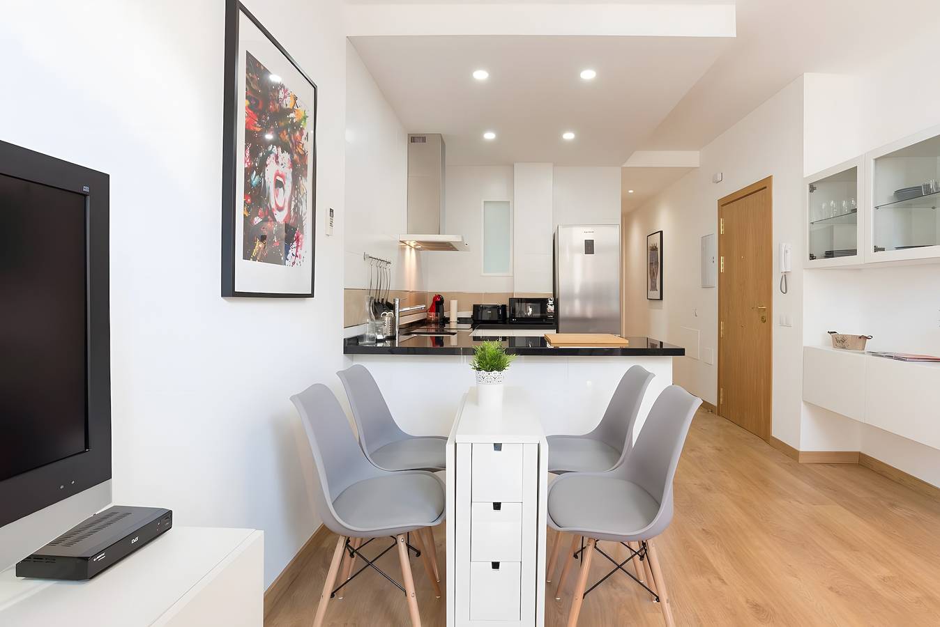 Apartamento entero, Apartamento 'Tranquilo, Luminoso y Céntrico' con Terraza Compartida, Wi-Fi y aire acondicionado. in Málaga Centro, Málaga