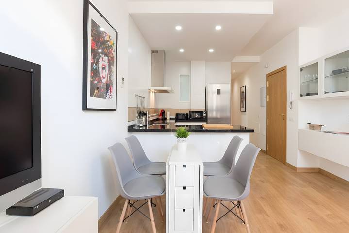 Apartamento inteiro, Apartamento 'Silencioso, luminoso e central' com terraço partilhado, Wi-Fi e ar condicionado in Malaga Centro, Malaga