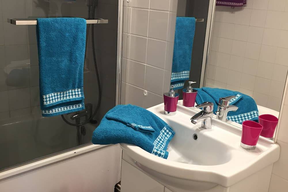 Entire apartment, Grand Parc Apartment - 65m2 - 2 Bedrooms in Châteauroux, Châteauroux region