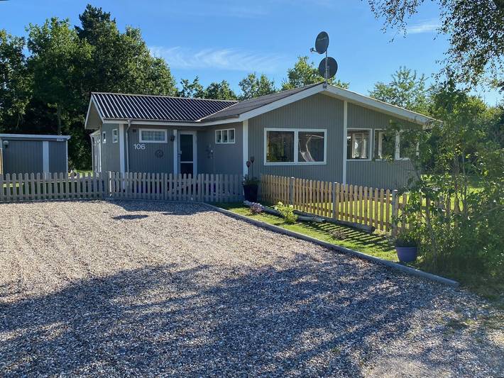 Ferieudlejning for 9 personer, med Terrasse og Have samt Søudsigt i Farsø