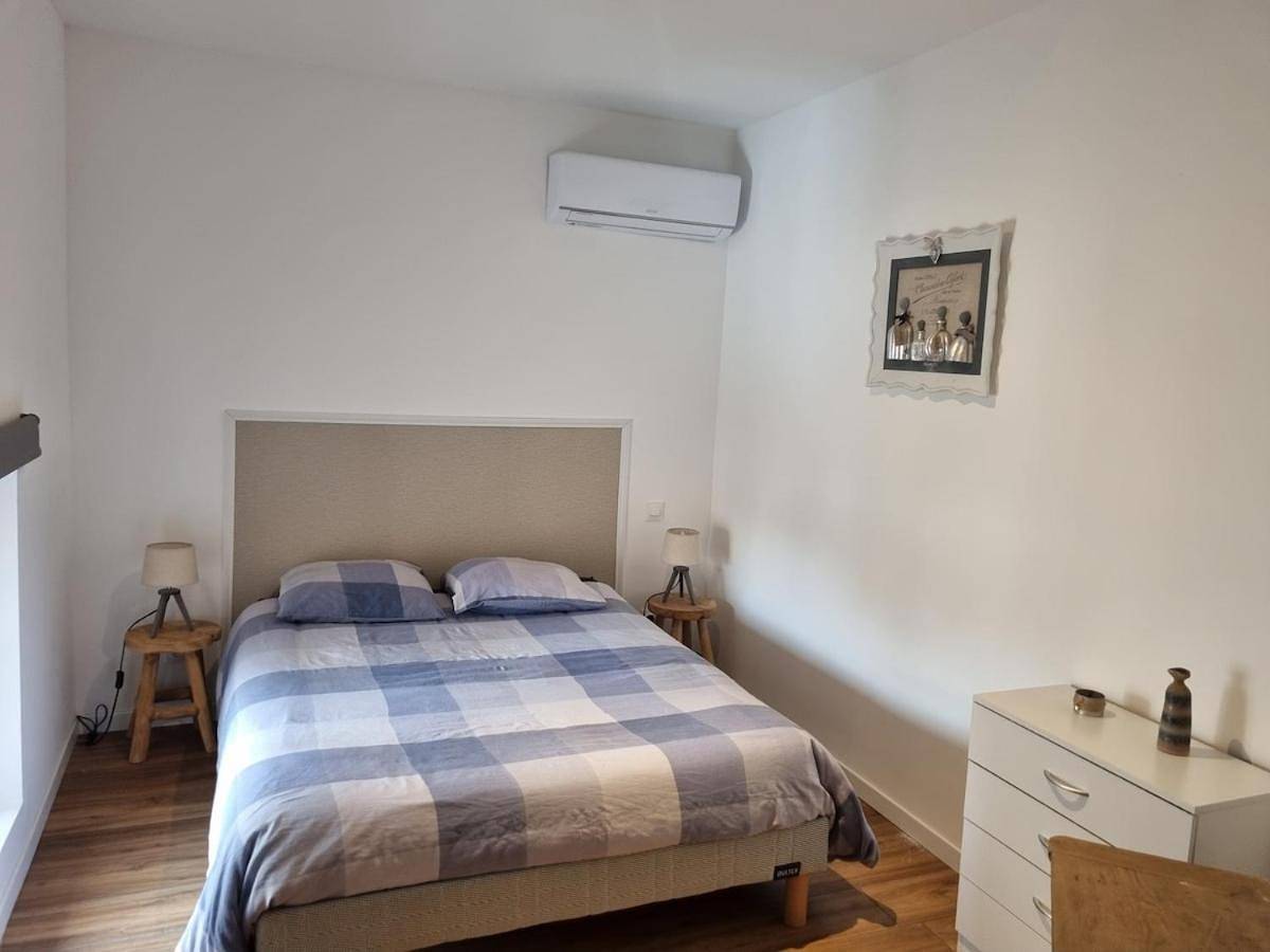 Appartement entier, Apartment with Terrace in Hières-sur-Amby, Région de La Tour-du-Pin