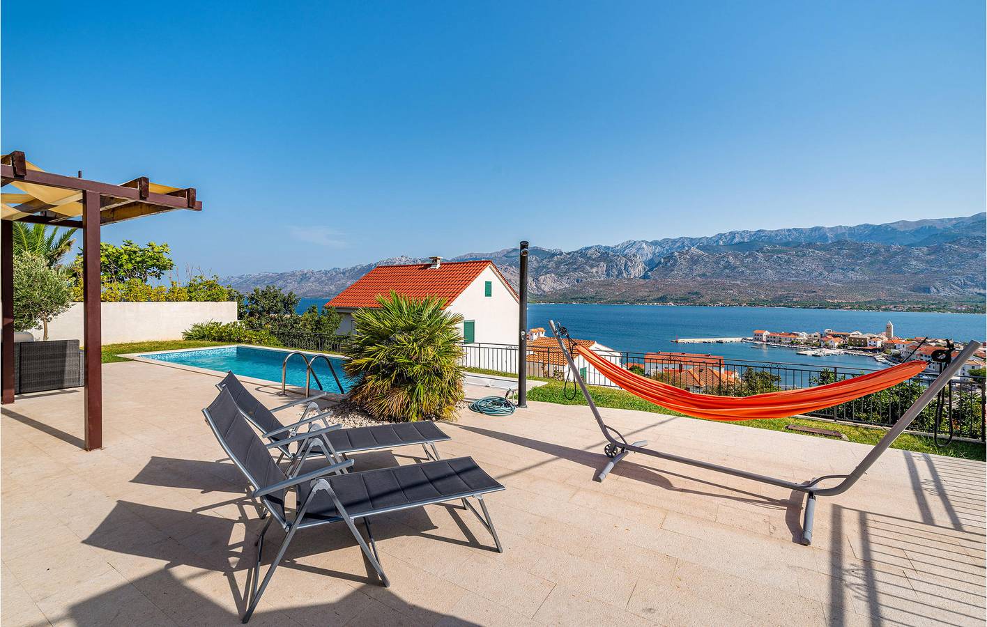 Gemütlich, nur 1,5 km vom Strand entfernt: WLAN, Pool und Terrasse in Ihrem Ferienhaus in Posedarje, Zadar