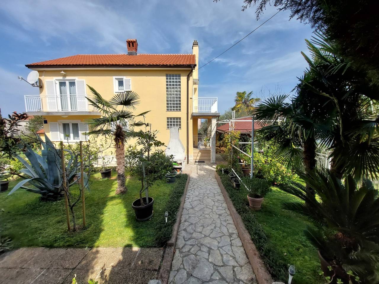 Ganze Wohnung, 2-Zimmer-Ferienwohnung mit Terrasse Malinska, Krk A-22892-a in Malinska-Dubašnica, Krk