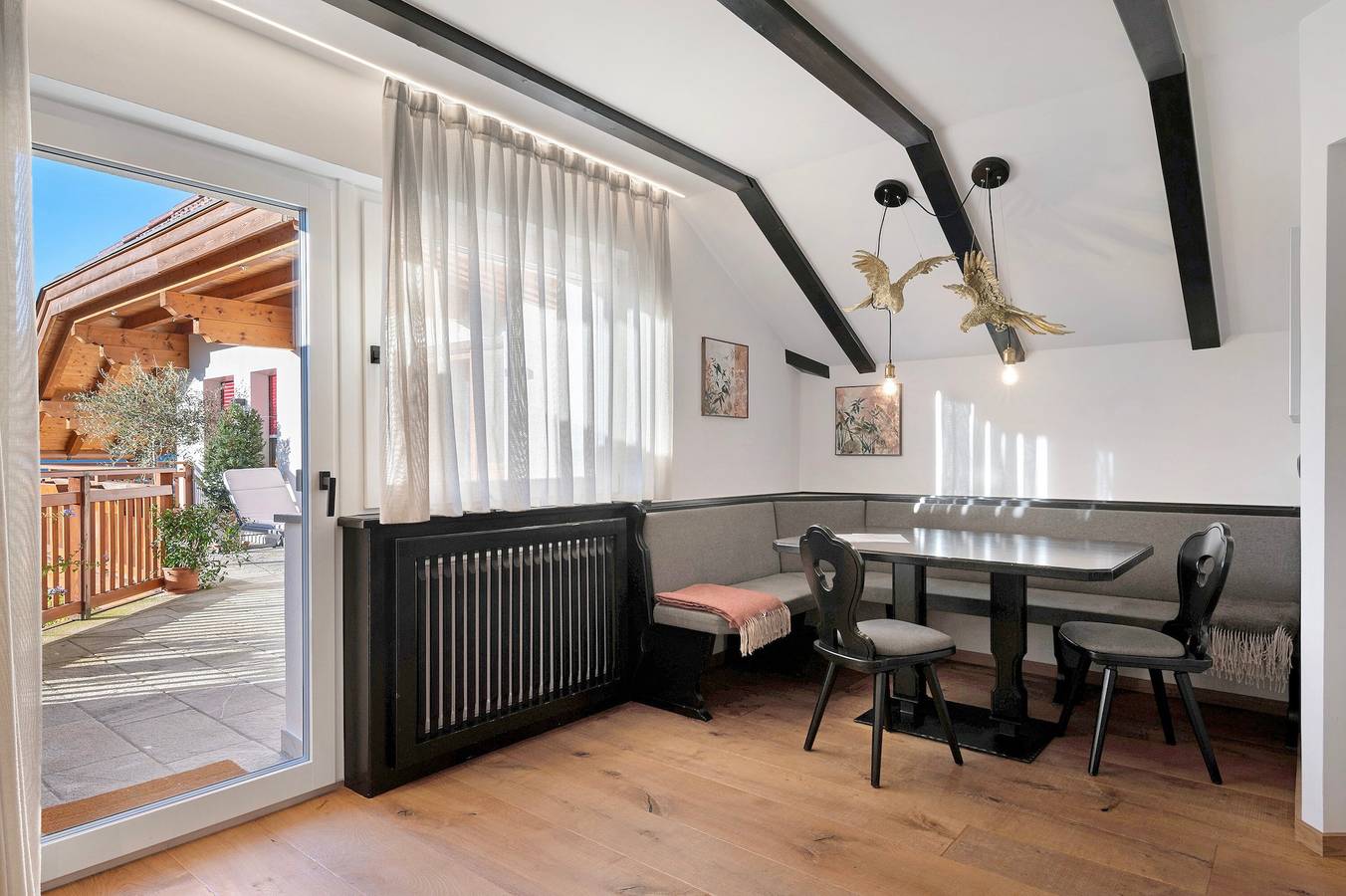 Entire apartment, Apartment 'Residence Skutial Santner Deluxe' with Mountain View, Balcony and Wi-Fi in Kastelruth, Dolomiti Superski
