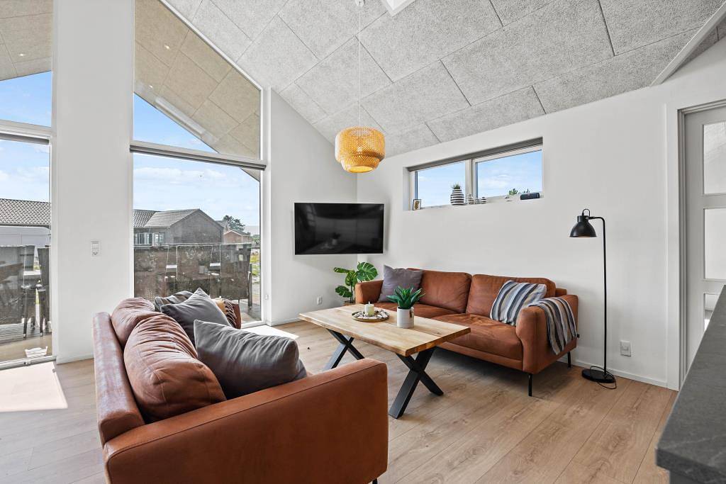 Modern activity house for 12 people by the Wadden Sea in Sønderstrand, Tagholm