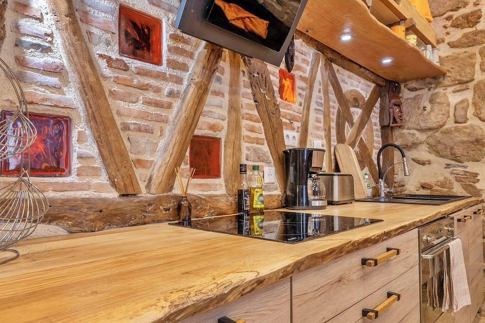Entire apartment, Atypical accommodation in medieval center in Figeac, Massif Central