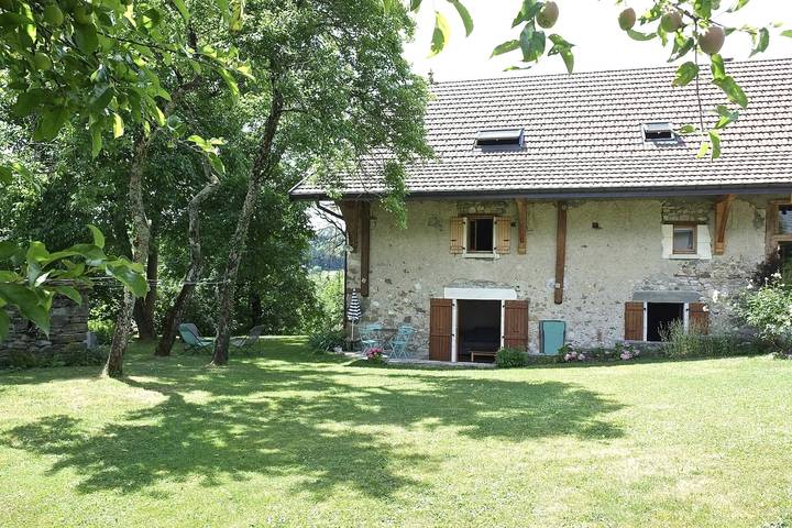 Gîte pour 4 personnes, avec jardin à Nâves-Parmelan