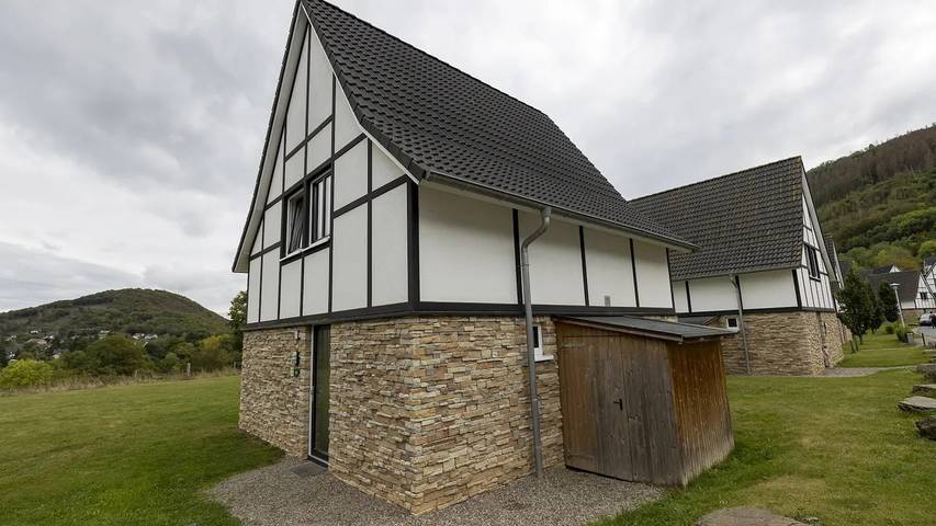 Villa für 7 Personen, mit Terrasse und Pool sowie Sauna, mit Haustier im Nationalpark Eifel