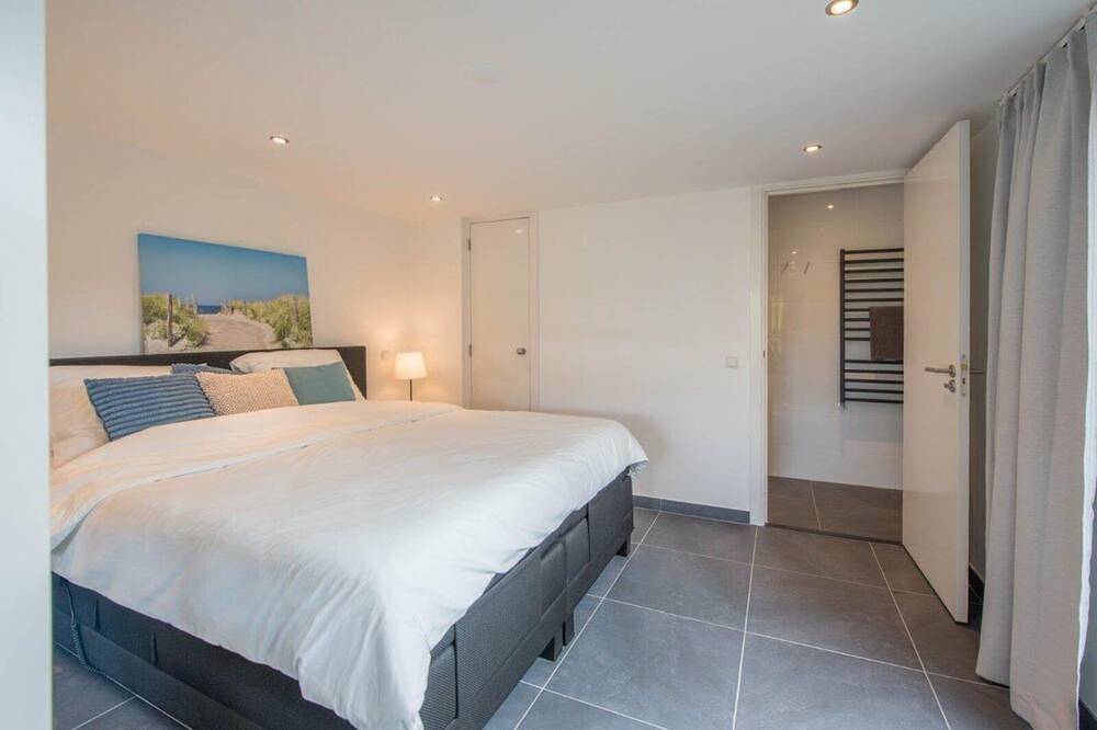 New, luxurious and fully furnished holiday home. Ideal for families or just 2 persons. Parking on site. 5min from beach, 1min from village center. in Groet, Noord-Holland - Nordseeküste