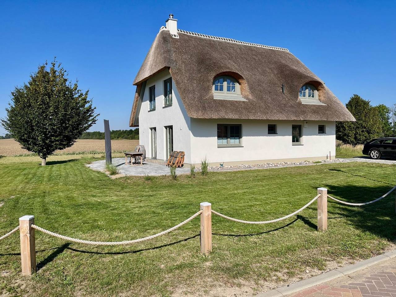 Reethaus Mellnitz - Wohlfühlen unter Reet – Ihr charmantes Ferienhaus mit Sauna, Kamin und Gartenidylle in Poseritz, Stralsund Umland