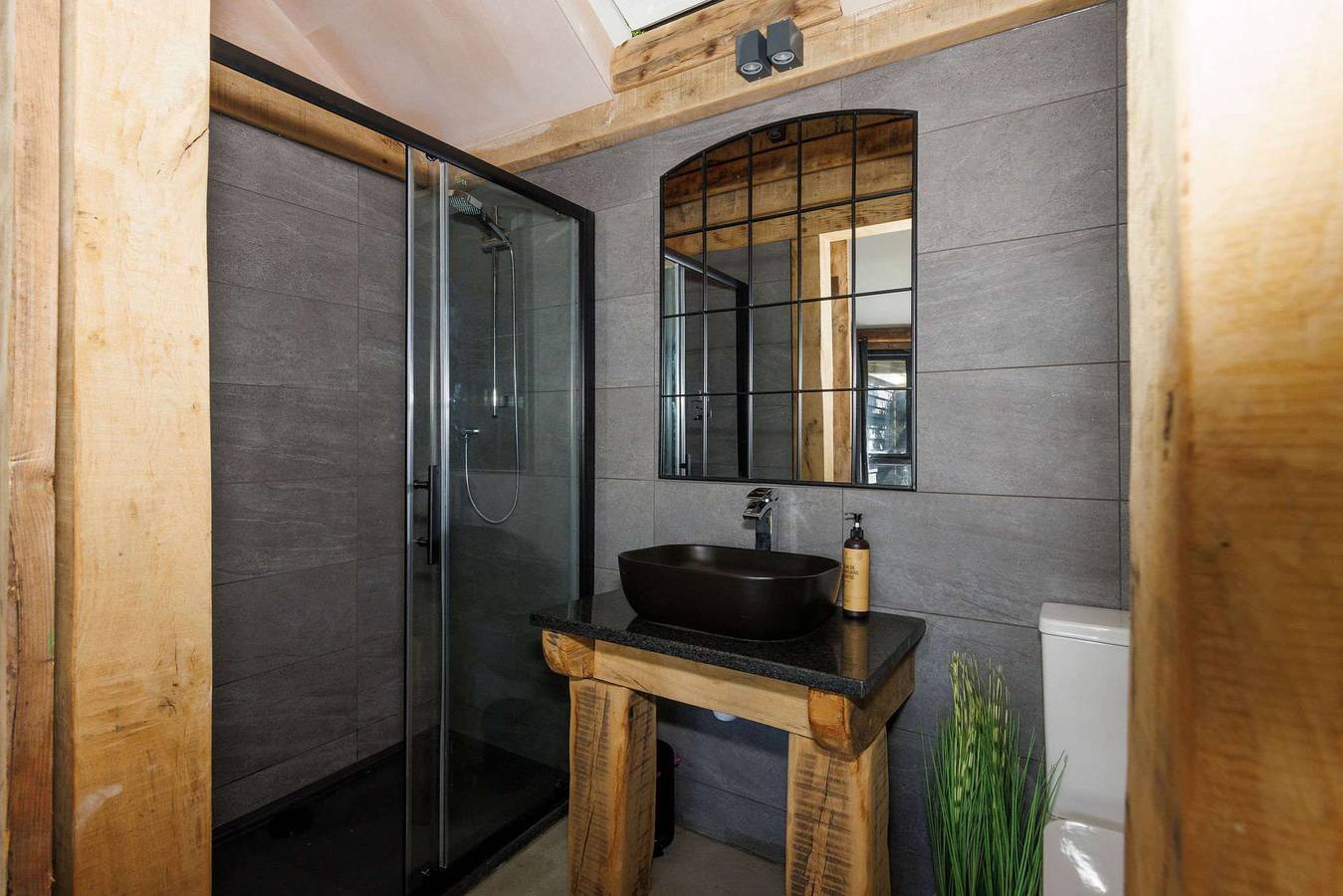 Romantic Countryside Lodge with Hot Tub in Sussex Occidental