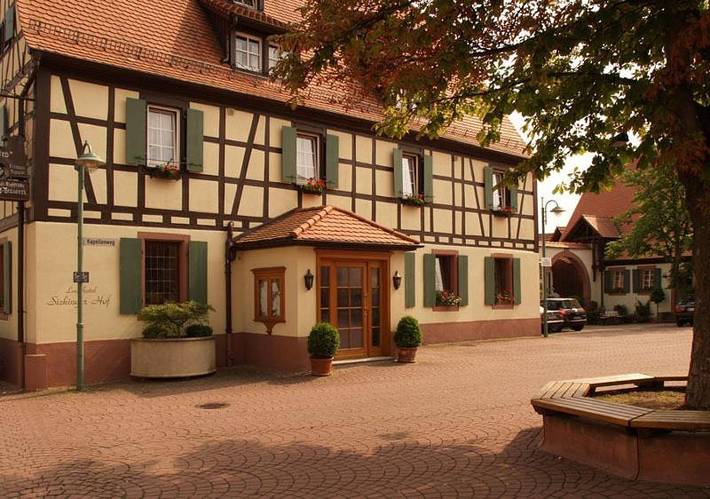 Hotel, mit Terrasse und Ausblick in Walldorf