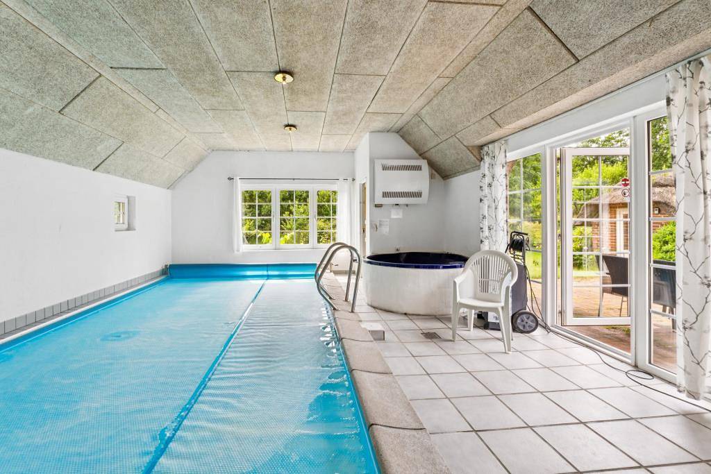 Luksuriøst sommerhus med indendørs pool, spabad og sauna tæt på stranden i Vester Husby in Ulfborg, Holstebro Kommune