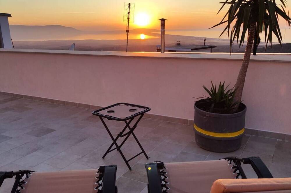 Amazing view of sea, lake and islands. pets allowed, huge terrace. in Ischitella, Gargano