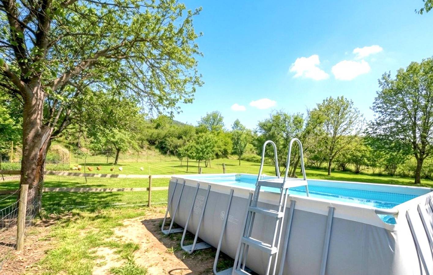 Charmant appartement de 2 chambres avec piscine près de Generville et de La Vixiège in Cazalrenoux, Région de Carcassonne