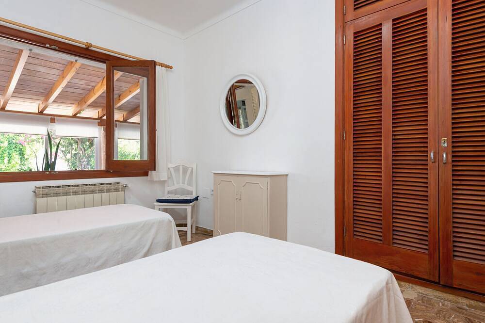 Villa for 8 with pool and huge garden, close to the beach in Puerto Pollença. in Port de Pollença, Pollença