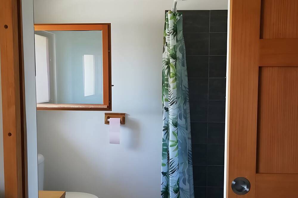 Apartamento entero, Habitación «Bambú» con terraza compartida, wifi y aire acondicionado in Colombiers, Côte d'Améthyste