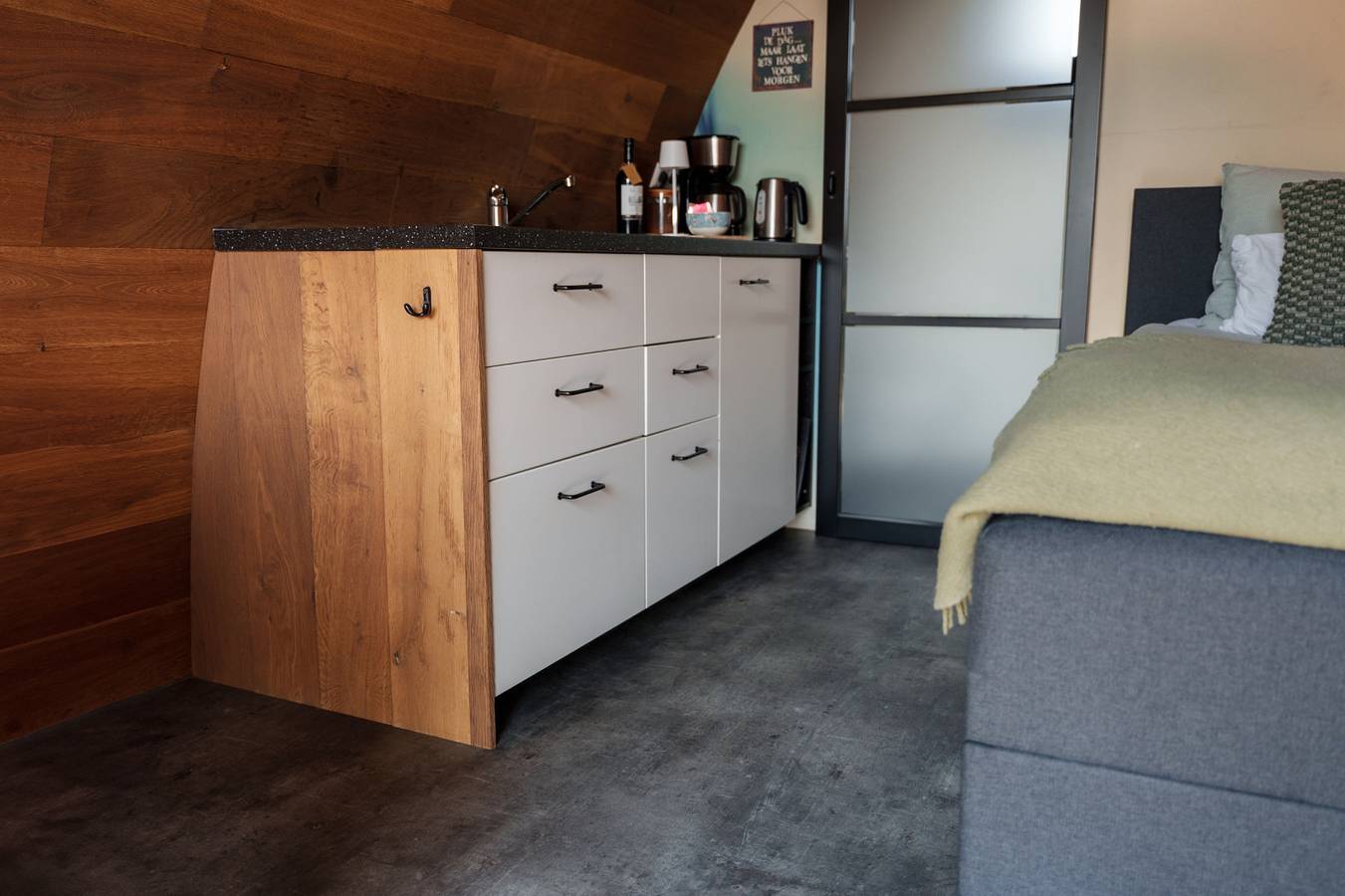 Modern 2-person tiny house with hot tub in Uitwijk, near Gorinchem in Brabante Septentrional