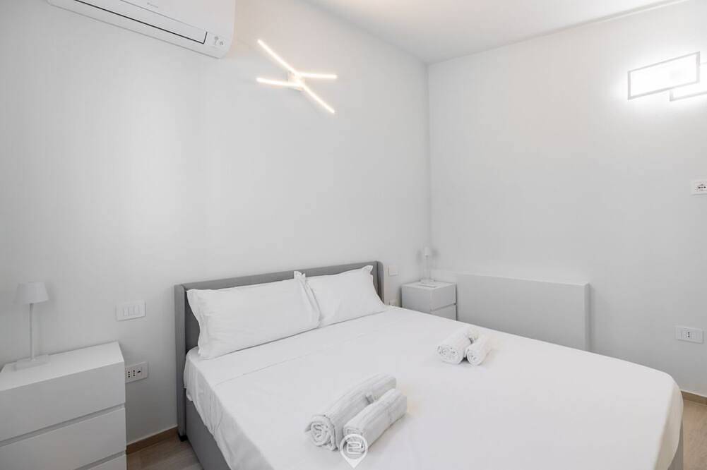 Apartamento entero, White Magnolia Apartment in Oristán, Campidano