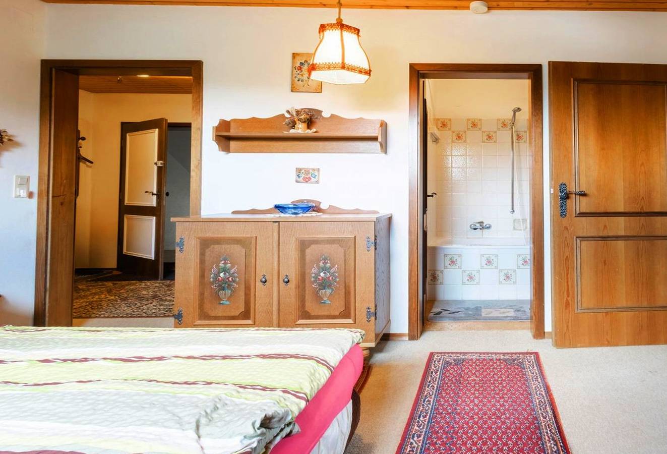 Ganze Ferienwohnung, Feichtenhof - Ferienwohnung Nr. 6, 65 qm, 1 Schlaf- und 1 Wohn-/Schlafzimmer, Balkon in Siegsdorf, Bayerische Alpen