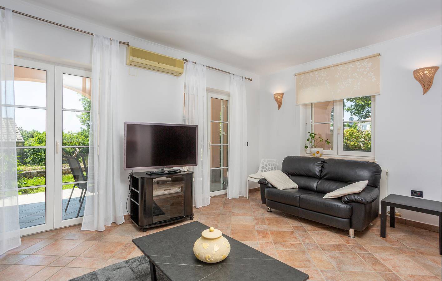 Ganze Ferienwohnung, Gemütliche Ferienwohnung mit Terrasse, WLAN und Parkplatz – 400 m bis zur Küste in Paveki, Vrh Martinscice