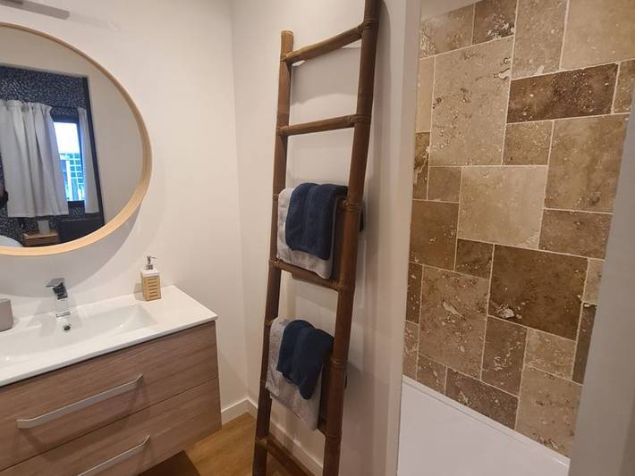 Habitación "Madeleine" con 2 camas individuales y mesa de invitados in La Ferté-Saint-Aubin, Sologne