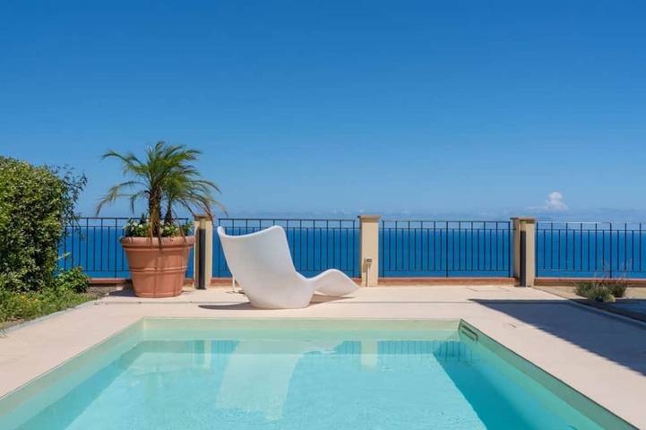 Villa per 4 persone, con idromassaggio e giardino nonché terrazza, con animali domestici a Capo d'Orlando