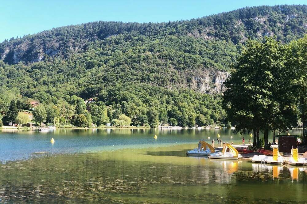 Atypical chalet, calm nature and river in Hautecourt-Romanèche, Jura Francais