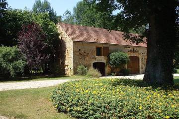 Gîte pour 6 personnes, avec jardin ainsi que terrasse et piscine à Montcléra
