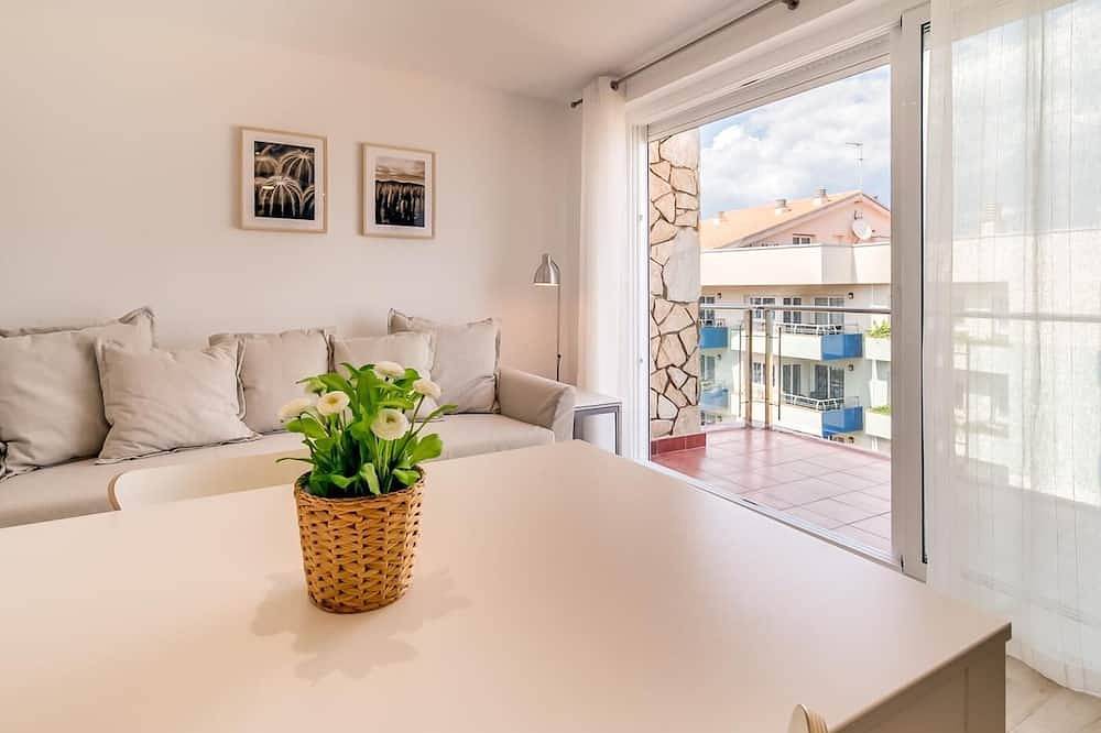 Apartamento entero, Aparthotel con piscina y terraza vistas al mar in Santa Susana, Costa del Maresme