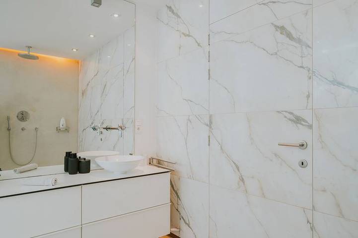Ganze Wohnung, Beautiful loft,Free Prosecco Bottle 🥂 fully equipped, private parking, clim in Lüttich, Lüttich und Umgebung