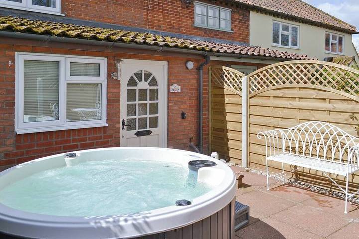 Cottage for 4 people, with hot tub and garden, with pets in Norfolk