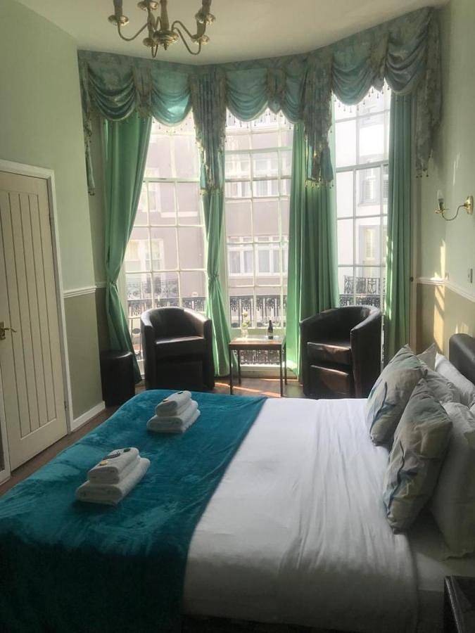 Small Double Room in Brighton, Sussex