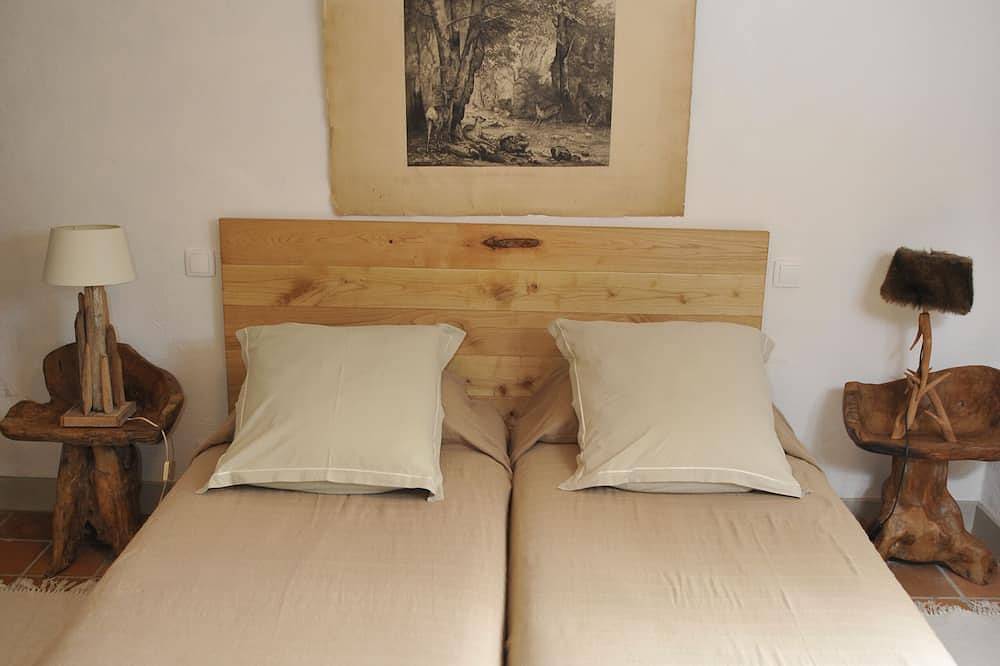 Propriété  Entierement Privative  sur 4 hectares !!! Piscine chauffée-grand luxe in Tourtoirac, Périgord Blanc